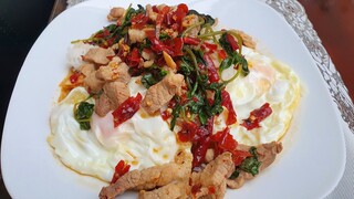 ผัดกระเพราไข่ดาวเผ็ดๆ (Stir Fried Basil with Fried Egg)