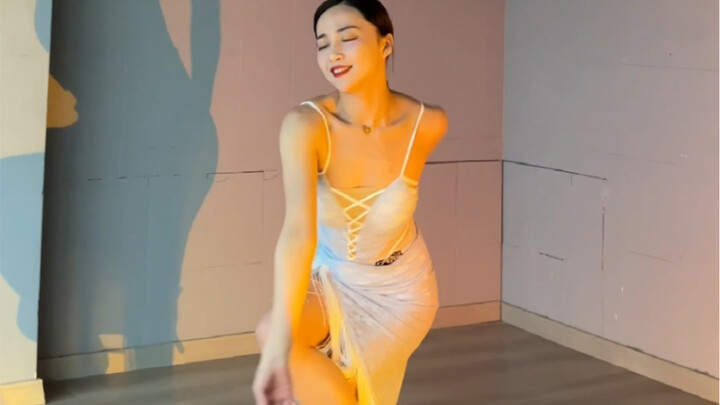 Pasti sulit untuk bertahan, tapi juga keren~ Latin Rumba sangat menawan