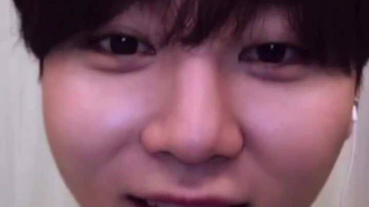 مقاطع الفيديو الشهيرة لتوقيعات المشاهير الكوريين المضحكة