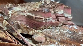 一大早吃澄城水盆羊肉，肋条肉肥瘦相间，清亮的羊肉汤管饱喝，月牙饼抹油泼辣子夹羊肉，夏天吃得大汗淋漓非常过瘾