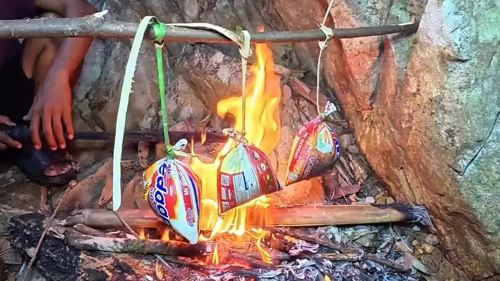 How to make instant noodles in the forest.