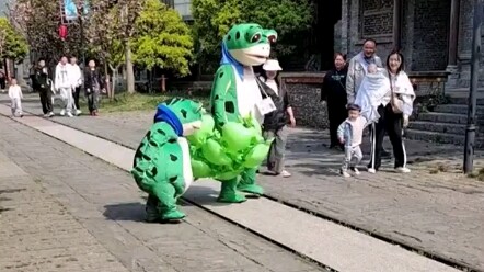 أب الضفادع يبيع صغاره مع ضفدعه الصغير. أب الضفادع: التجارة صعبة، ما بتنبيع، حتى إنهم بقوا يمشون! "دم