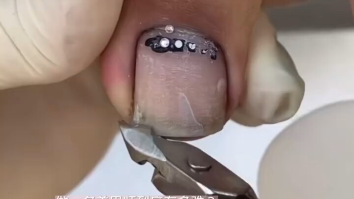 اتضح أن مهنة أخصائي تجميل الأظافر ليست سهلة على الإطلاق!