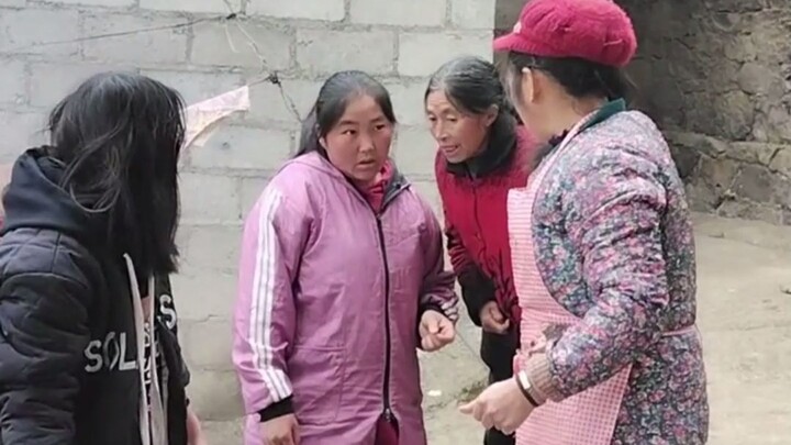 ศูนย์ข่าวสารบริเวณหน้าหมู่บ้านรวมตัวกันแล้ว! ชาวเน็ตบอกว่าแค่ไม่กี่วินาทีก็มีคน “เสียชื่อเสียง” ไปเร