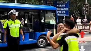 ทำไมยังอนุญาตให้ใช้ชุดรปภ.แบบนี้ได้อีกนะ? ชุดรปภ.แบบนี้ควรจะถูกแบนไปแล้วมิใช่หรือ? ดูแล้วเหมือนตำรวจ