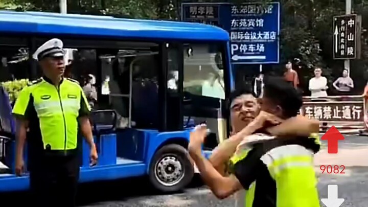 كيف لا يزال هذا النوع من زي الأمن مسموحًا؟ يجب حظر هذا الزي، أليس كذلك؟ يبدو تمامًا مثل زي شرطة المر