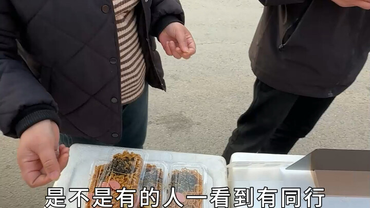 Ada enam penjual mi kalkun di depan gerbang sekolah dasar, mainnya gimana nih?