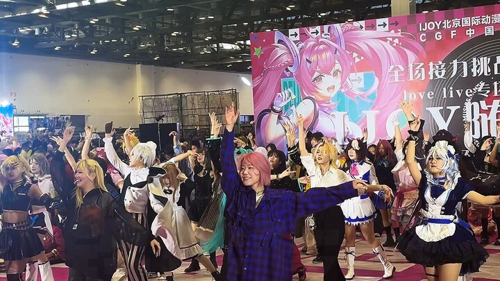 Seratus coser berjoget bersama dalam lagu “Gokuraku Jodo”, sungguh megah!