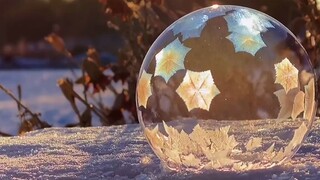 The process of a soap bubble freezing in a low temperature environment