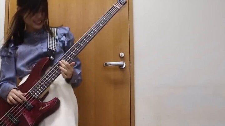 أداء أغنية "Zansho Sanka" لفرقة Aimer على الباس.