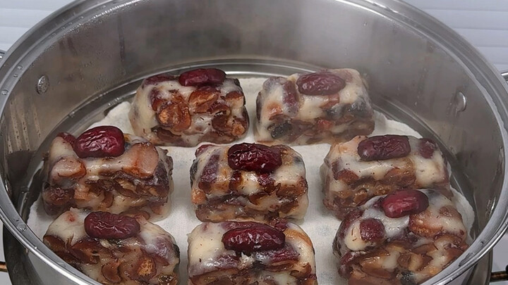 Đơn giản đến mức chỉ cần cho ba nguyên liệu này vào nồi hấp chung, thế là thành món bánh táo đỏ dẻo 