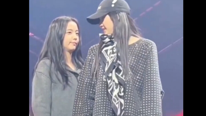At the concert, the BLACKPINK members all compared heights with each other—so cute! Jisoo looks tiny