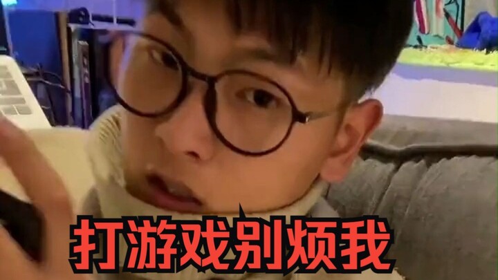 Đã bảo là lúc chơi game thì đừng làm phiền tôi mà, sao lại lắm chuyện thế chứ?!