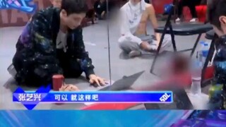 #StreetDanceOfChina #ZhangYixing, part-time music director for the team, helps Huang Xiao and George