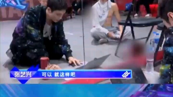 #นี่คือแดนซ์สตรีท #จางอี้ซิง ผู้กำกับดนตรีของทีมพาร์ทไทม์ ช่วยเหลือหวงเซียวและจอร์จในการปรับแต่งดนตร