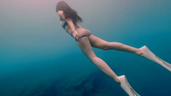 The moment of becoming a legendary underwater swimmer. Do you think the girl’s swimsuit looks good?