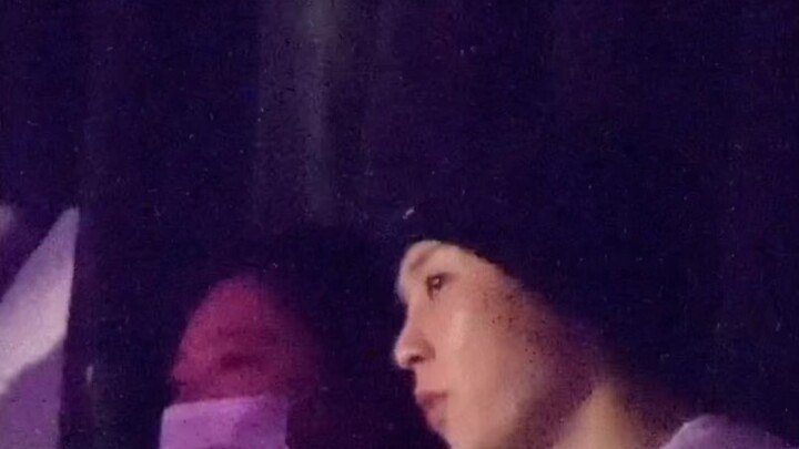 【EXO】Yixing sings "Promise" on stage, and XIUMIN sings along throughout the whole performance offsta