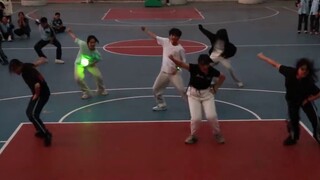 Sự kiện khiêu vũ ngẫu nhiên trong khuôn viên trường lần thứ ba của Trường Trung học Cơ sở Số 33 Nam 