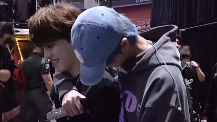 Chan: Having 12 older brothers is annoying enough—number 8 is annoying too! [SEVENTEEN]