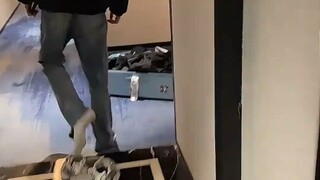 اكتشف رجل بالصدفة أن حذاء أخيه الذي يبلغ طوله مترًا وثمانين سنتيمترًا يحتوي خفيًّا على نعل مُرَفِّع 