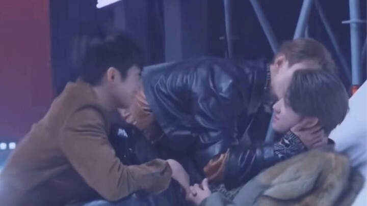 น้องเหมียวที่บ้าคลั่งกับการจูบ โอบกอด และแนบชิด (ทั้งแปดตัว)