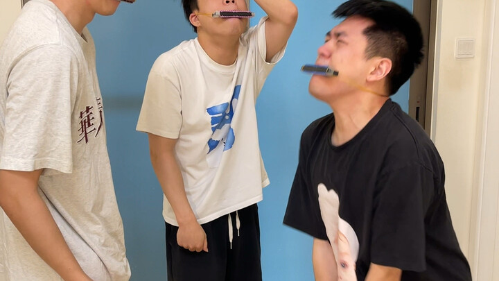 Hurry up and call your friends to watch the three-person chestnut-tapping challenge!