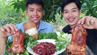 ลาบดิบขมๆเผ็ดๆ กินพร้อมกับหนูนาย่างหอมๆ และข้าวเหนียวร้อนๆอร่อยที่สุด.