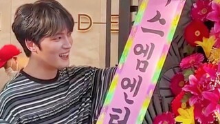 Lâu lắm mới thấy! Kim Jae Joong khai trương nhận được lẵng hoa từ SM!