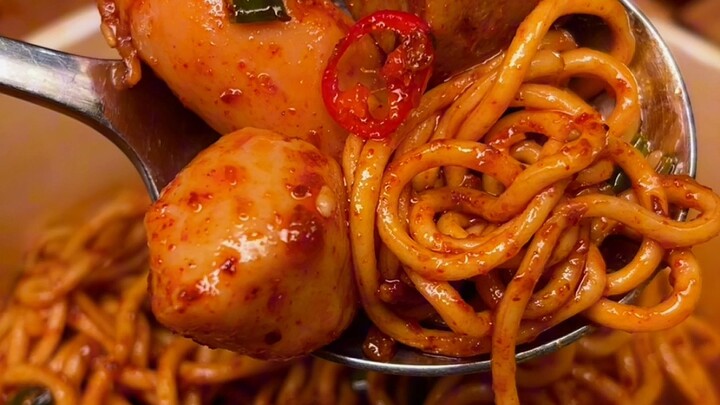 #معكرونة مقلية بوعاء التوابل الحار هذا البيض المسلوق لذيذ جدًا! #رخيص جدًا ومفيد جدًا #أكلات سريعة