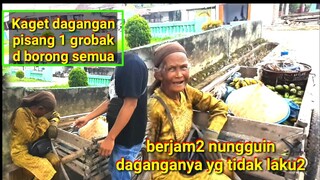 Nenek ini gak menyangka jika daganganya habis di borong semua