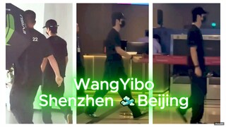 Wang Yibo departed for Beijing in a cool black outfit and handsomely entered the VIP room.