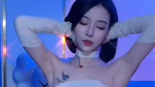 Màn nhảy xoay hông tốc độ của các cô gái + mặc đồ chéo 1