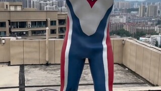 Bộ đồ da Ultraman Dyna đeo trưng bày