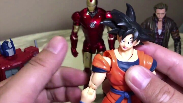How movable is the non-transformable RED Optimus Prime? | RED Optimus Prime vs SHF Black-haired Goku