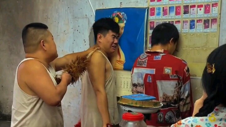 Anh hùng mừng chiến công tụ họp tại Điện Huyễn Lo, tên trốn án tự xưng bệnh để lừa về Xuân Đường.