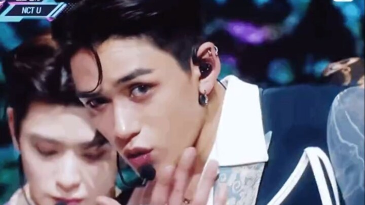 Lucas Huang Xuxi whistles and I can watch for ten thousand years! Super A whistles and twists his ne