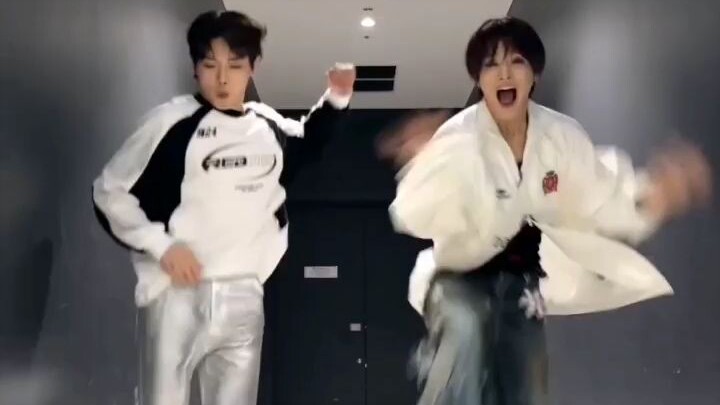 Các bạn ăn bánh bao chuối hay bánh rán đây! (Nhưng thật sự rất đẹp trai)