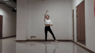 Bagaimana rasanya menari dengan mikrofon untuk pertama kalinya? Cover tari amatir ITZY-Not Shy Yuna