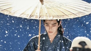 一个人在雪地里走了很远的路