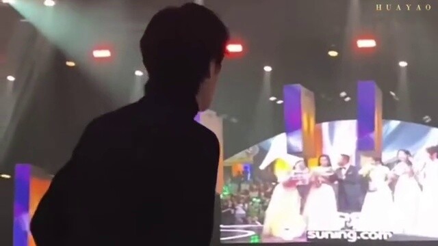 [Bo Jun Yi Xiao] Mikrofon! Berikan padanya! ! !