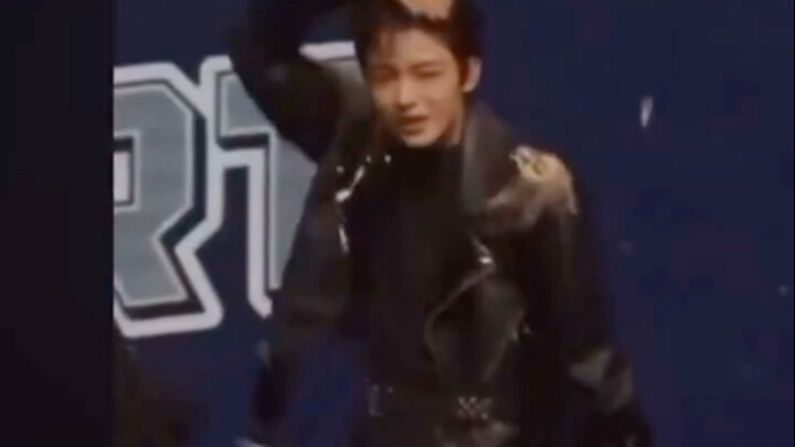 Yushi à, lần trước cậu nhảy đêm trước đâu có như thế này đâu