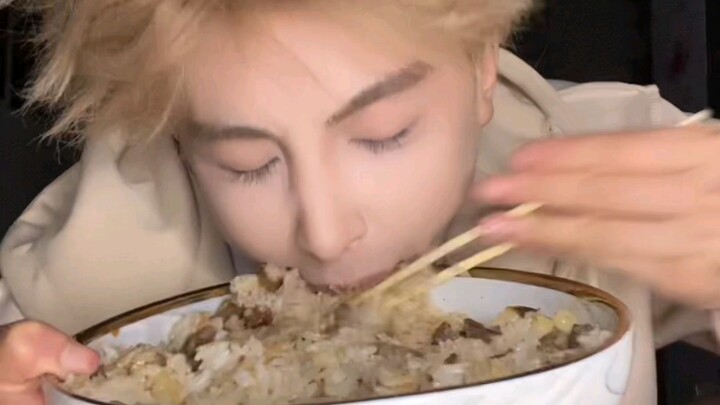 دعني أؤدي عرضًا للأكل!