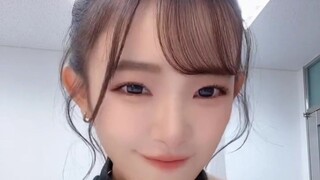 Gadis berwajah bayi itu melompat dan gemetar