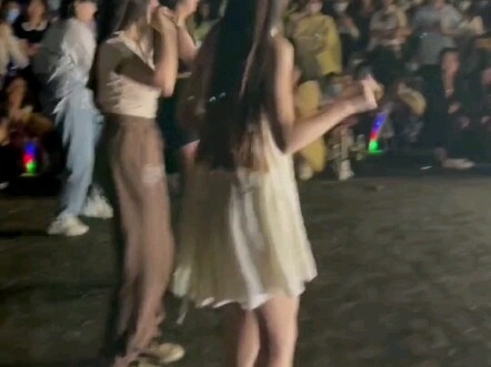 رقصة الزميلة الأكبر في الملعب، متوترة بعض الشيء