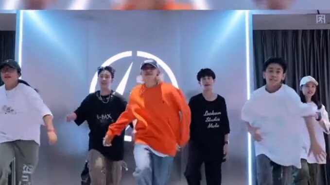 Sức hút của Kyoka trên sân khấu mạnh mẽ đến nỗi bạn không thể nhìn thấy bất kỳ ai khác khi cô ấy ở g