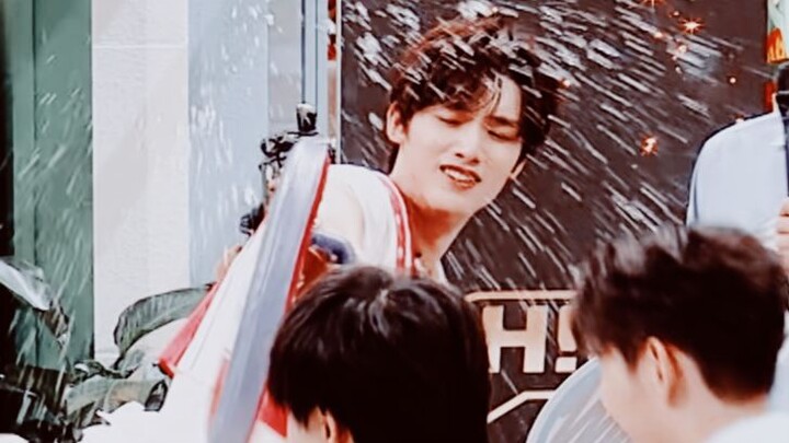 Semua berdiri! Adegan Ding Chengxin menyiram air ini ganteng banget! Aku bisa nonton 100 kali!