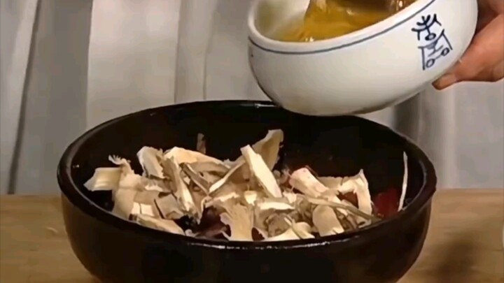 韩国人做美食忙了大半天，结果端出来两碗“酸菜萝卜汤”😂