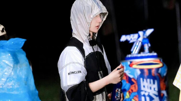 【Wang Yibo】The dancers are performing on camera! Captain Wang is dancing off-camera! Let's leave the