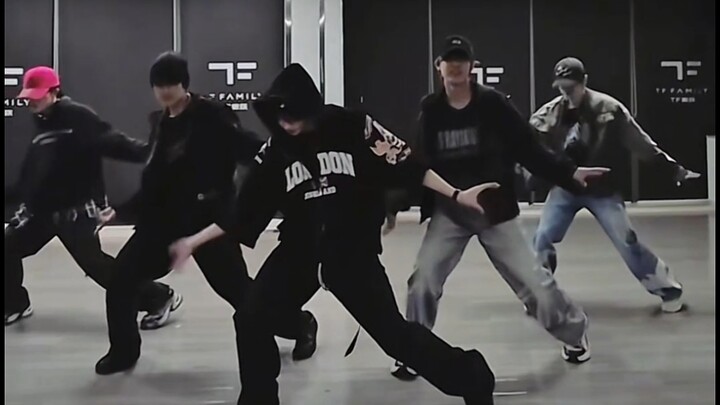 Đăng nhập nhóm thiếu niên | Đoạn “Chú Văn” này được quay ở phòng tập tại Trùng Khánh phải không!