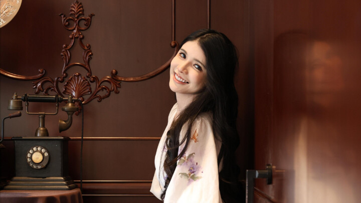 自从我迷恋上抖音的美妆特效我就变成了空间扭曲大师 但是！来看看我老婆给我新做的旗袍！你喜欢哪一件！